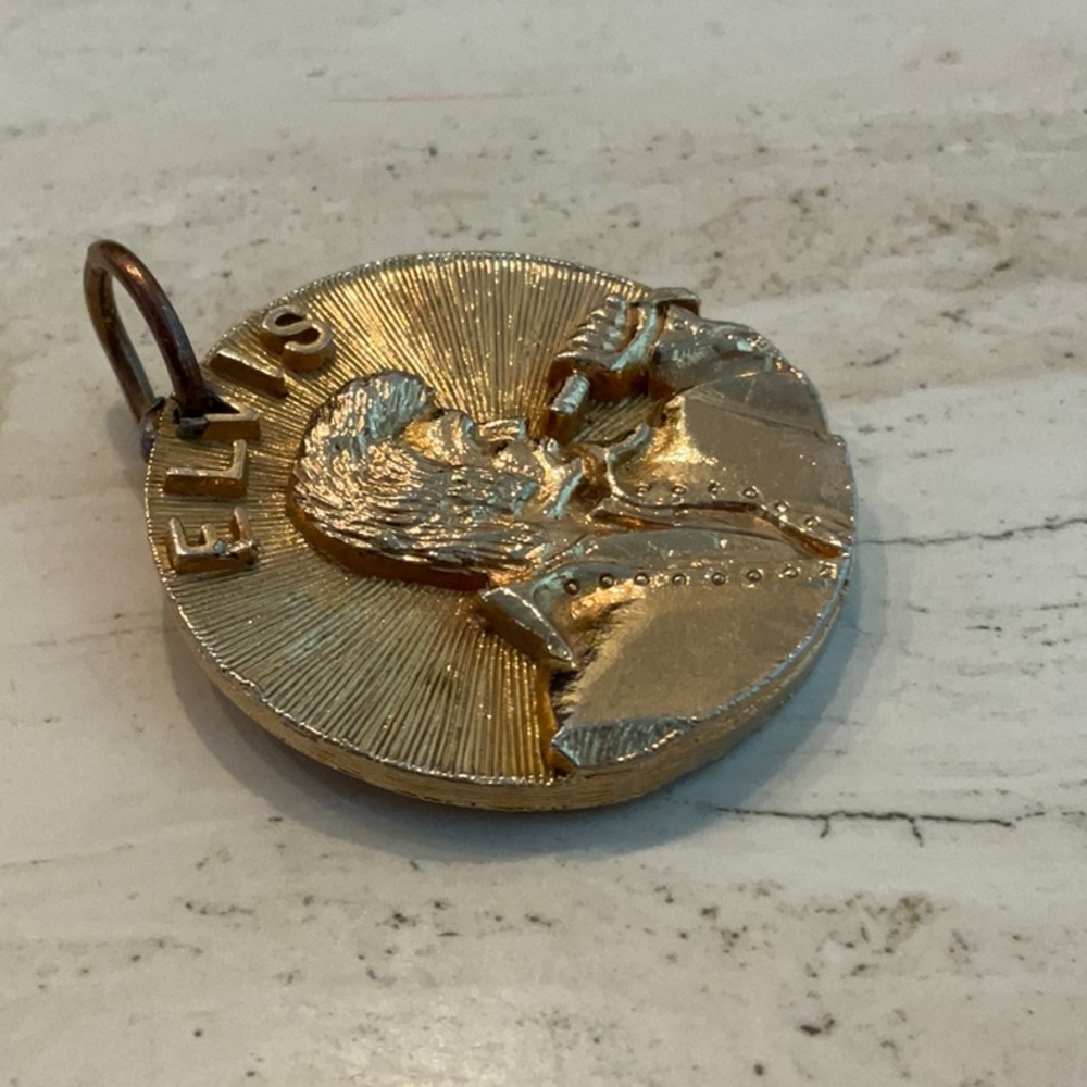 Elvis Presley King Of Rock 1935 - 1977 Pendant Gold Medallion Charm Vintage - Picture 4 of 12